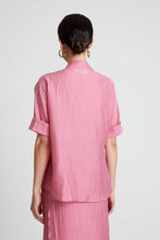 Cargar imagen en el visor de la galería, Camisa cruzada rosa
