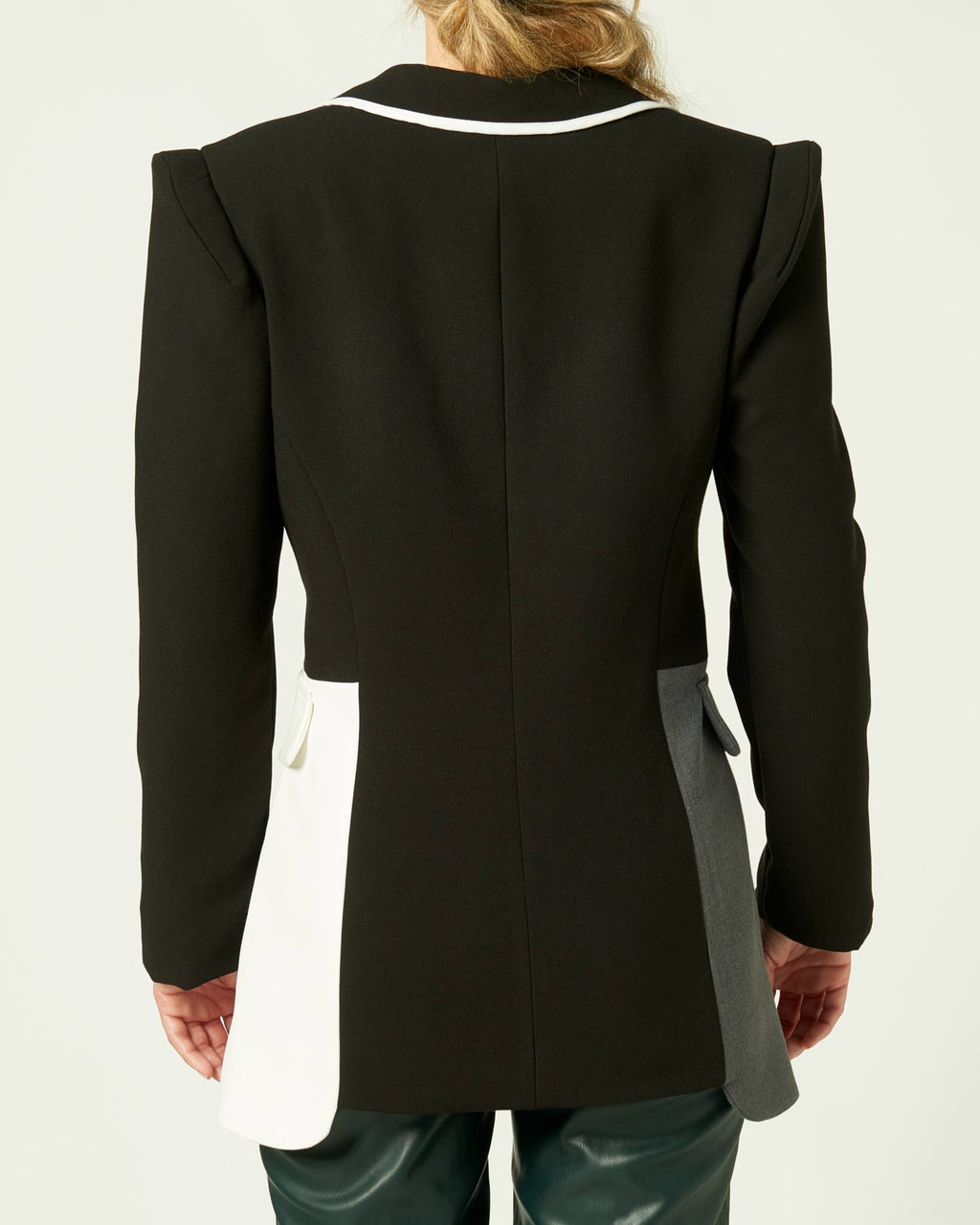 vista trasera del blazer Victoria edicion Moss de Matices.