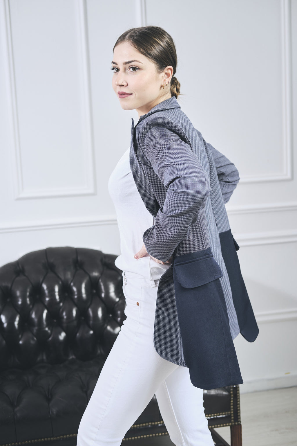 Blazer Victoria marino, con su detalle de bolsillos 