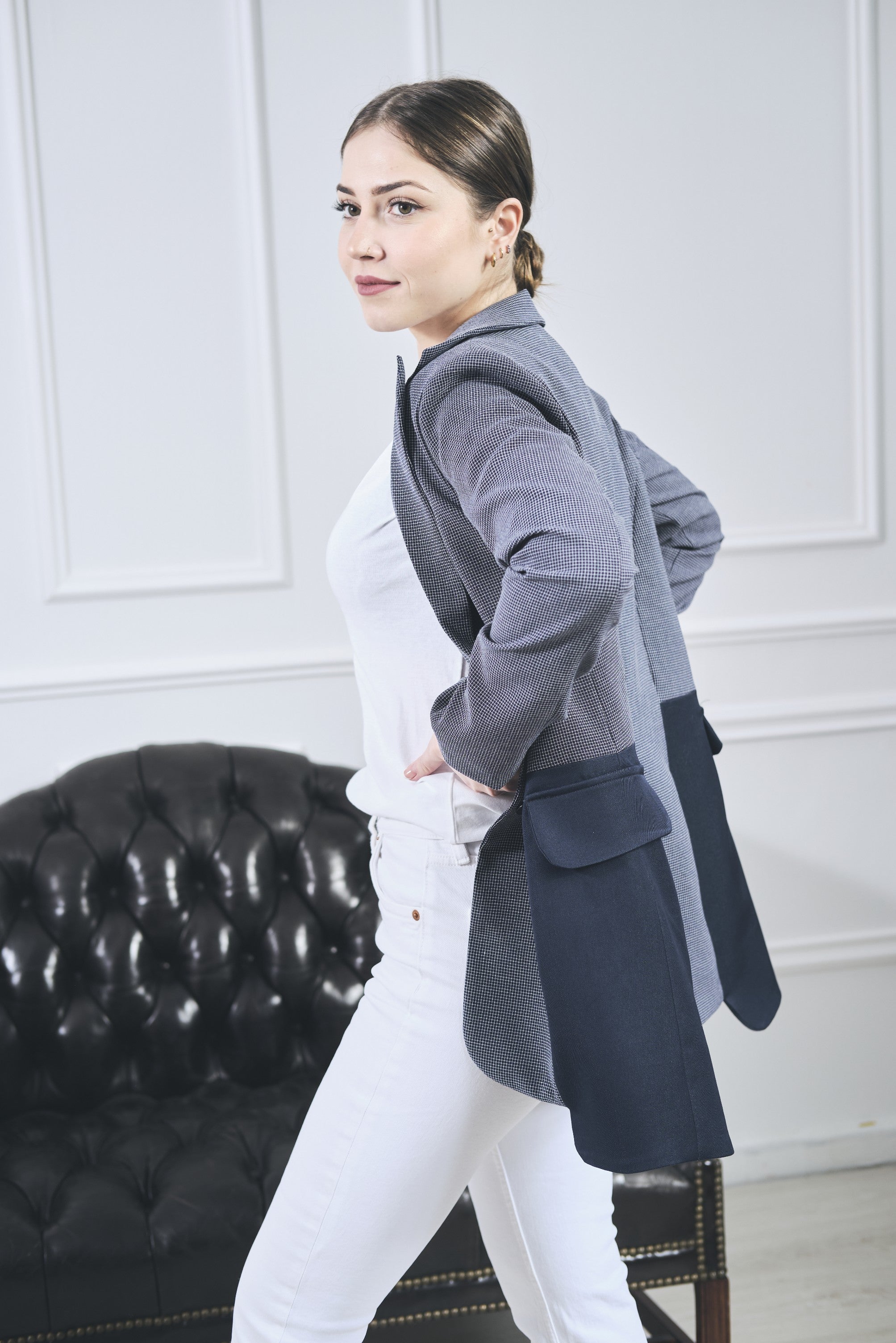 Blazer Victoria marino, con su detalle de bolsillos 